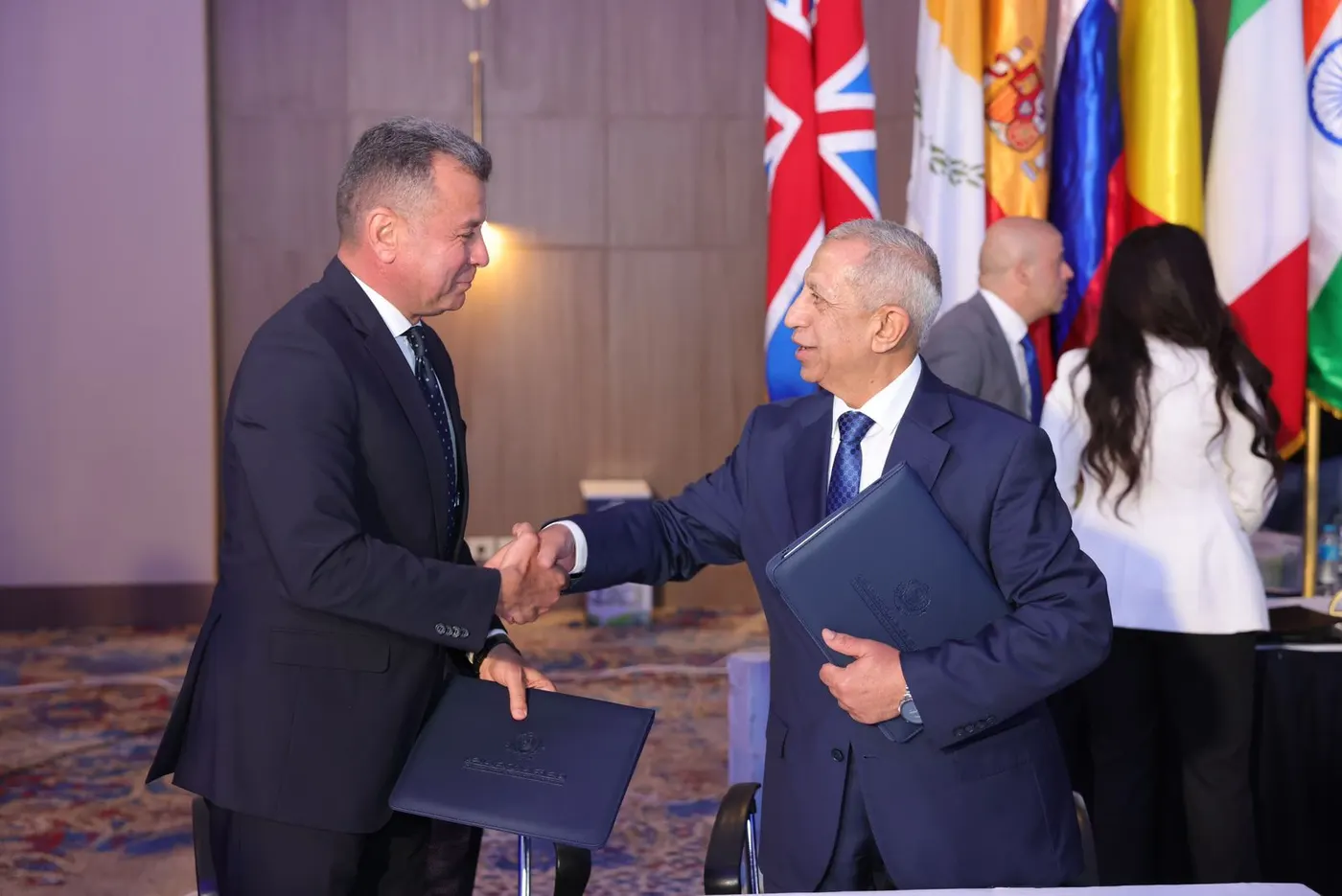 Sky Ports and AASTMT representatives shaking hands at MarLog 15