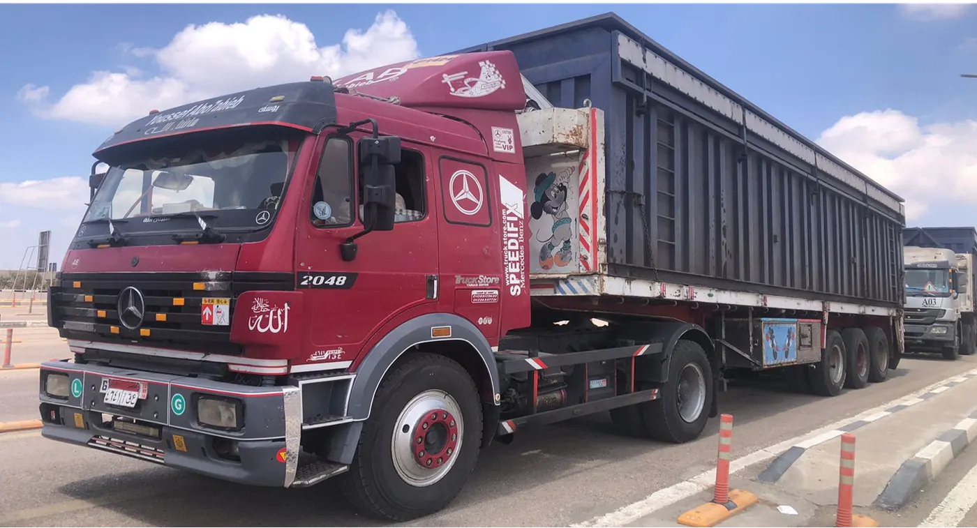 High-sided trailer integrated into the vessel-handling plan